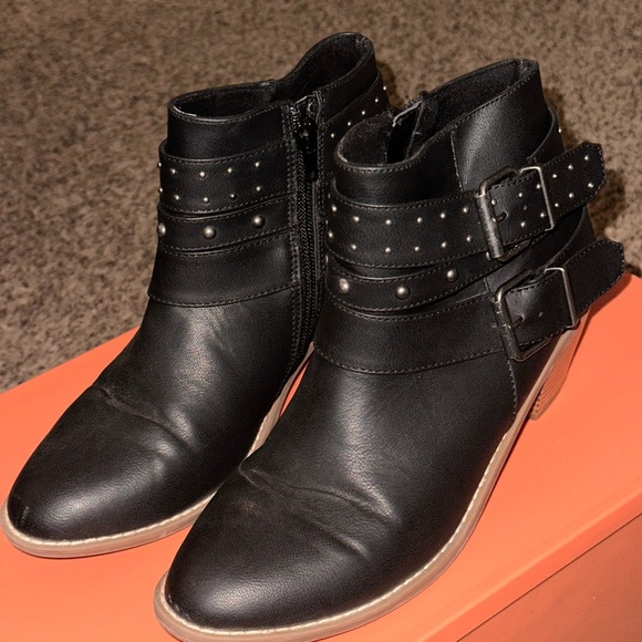 Rocket Dog Ankle Boot Black Women’s 8 Studs Zipper Belted Buckles Worn Twice - Picture 12 of 14